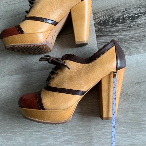 Hinge Retro Style Platform Block Heels, Size 6 - Picture 9 of 16